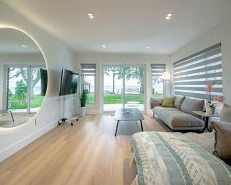 Phonest Lake house i · PhoNest Lake House is Simple Serenity - Leamington - Living room