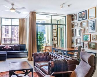Funky Surry Hills Warehouse by Sydney Dreams - Sydney - Living room
