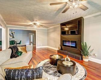 Tropical Pool Estate - Douglasville - Living room