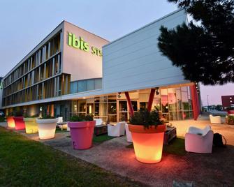 Ibis Budget Nantes Reze Aeroport - Rezé - Building
