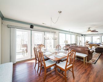 Riverfront hidden gem, ground floor open space! - Madison Heights - Dining room