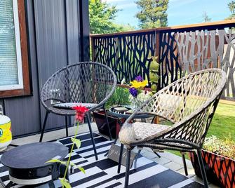 Tiny House with HOT TUB, close to golf and skiing!! - Courtenay - Balcony