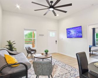3br-2ba Cityscape Haven With Panoramic Tower View! - San Antonio - Ruang tamu