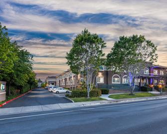 Holiday Inn Express & Suites Mountain View Silicon Valley - Mountain View - Gebouw