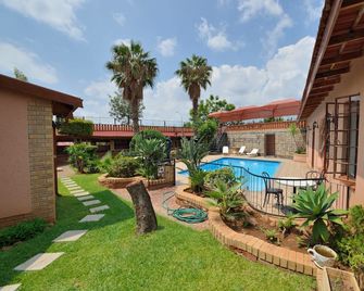 Valley View Guest House - Mogwase - Zwembad
