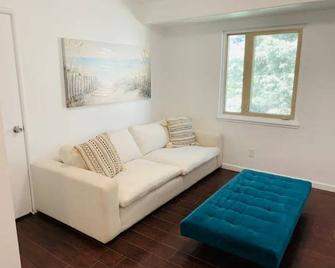 1br Guest Unit W/ Ac /Free Parking/Free Laundry - Castro Valley - Living room