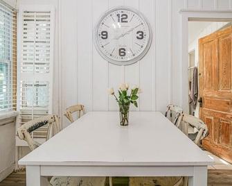 Vintage Beach Cottage with Cozy Vibes and cute Separate Casita. Pet Friendly! - Vero Beach - Dining room
