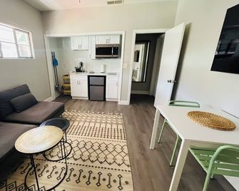 Quiet studio in New Port Richey Downtown. Apartment B - New Port Richey