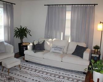 Charming 2-bedroom home filled with lovely natural light on a quiet street - Charlotte - Living room