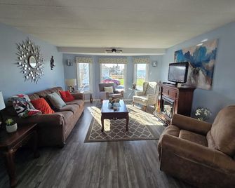 Ocean view 3 bedroom near refinery in arnolds cove. 75 min from St.johns - Arnold's Cove - Sala de estar