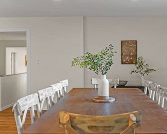 Family Friendly Nature Stay with Private Pond & Hot Tub - Stirling - Comedor