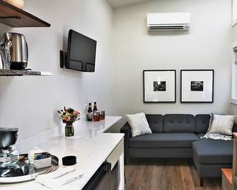 The Henry - Cozy Tiny House - Ac, Free Parking, Walk Score 96! - Portland - Living room