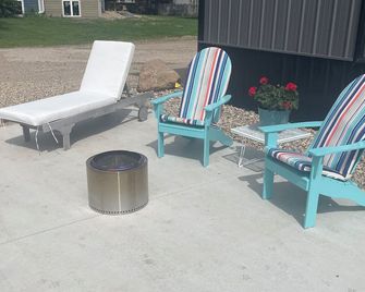 Beds -N- Sheds Unit #2 Upstairs Unit - Spirit Lake - Patio