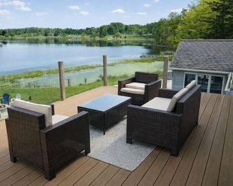 Lakefront Retreat Sleeps 12! Golf & Nature Escape - Fremont - Patio