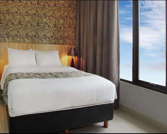 Sans Hotel Green Bekasi by RedDoorz - Bekasi - Bedroom