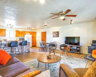 Walsenburg Vacation Rental with Deck and Views! - Walsenburg - Wohnzimmer