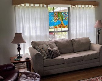Tallulah House - A remodeled home place now available for short time rental. - Robbinsville - Wohnzimmer