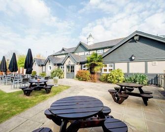 Premier Inn Weston-Super-Mare East - A370 - Weston-super-Mare - Patio