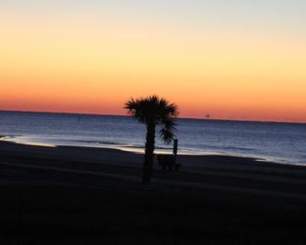 Steps from the Sand! Walk to Park/TennisCourts/SplashPad/Restaurants/Marina. - Pass Christian - Beach