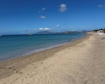 Traditional Nevisian Villa with Stunning Views of St Kitts and Caribbean Sea - Charlestown - Playa