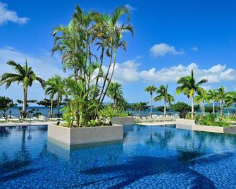 Fusaki Beach Resort Hotel & Villas - אישיגאקי - בריכה