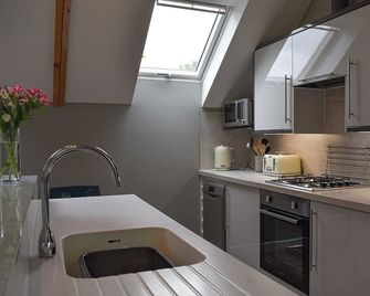 2 bedroom accommodation in Freshwater, near Totland - Totland - Kitchen