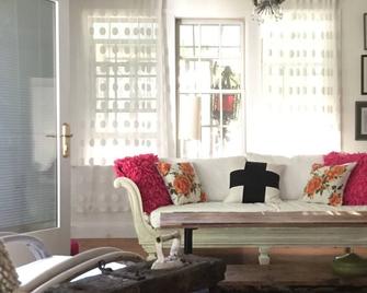 Artsy boho style eclectic quirky cottage - Bristol