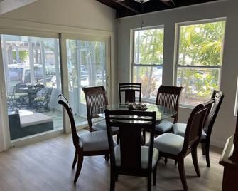 Flamingo Palms Cottage - Marathon - Dining room