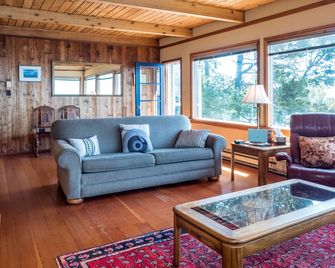 Oceanfront West Coast Vacation Home-Surfside Cottage with hot tub - Sooke - Living room