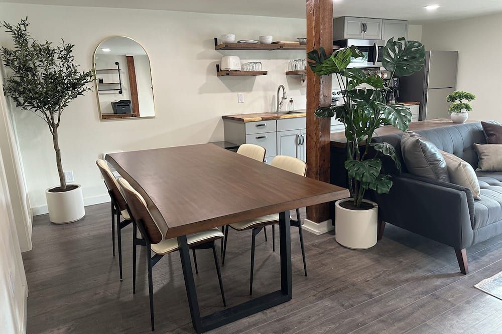 Live/Work Downtown Apartment - Moscow - Essbereich