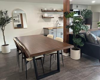 Live/Work Downtown Apartment - Moscow - Yemek odası