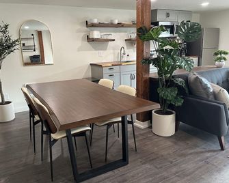 Live/Work Downtown Apartment - Moscow - Essbereich