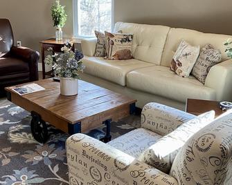 Completely Renovated house 5 Minutes from downtown Hannibal Historic District. - Hannibal - Huiskamer