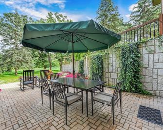 Harmony Inn, Huntley Illinois - Huntley - Patio