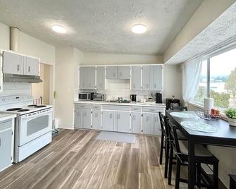 Lovely 3-bedroom upper rental unit - Mission - Kitchen