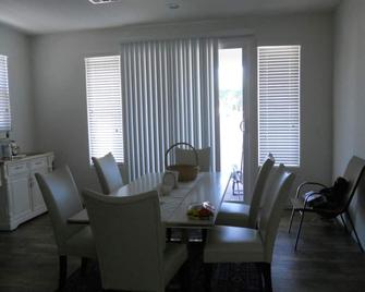 2B/2B House, Gated near Aliente Casino, Near VA Hosp, Speedway, Fremont, Strip - North Las Vegas - Dining room