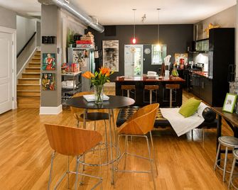 House 5863- Chicago's Premier Bed and Breakfast - Chicago
