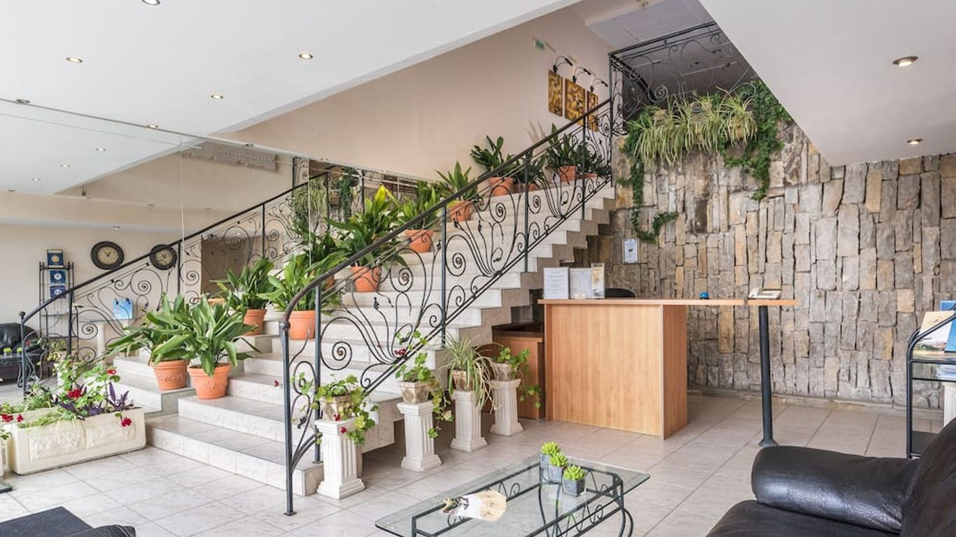 Lotus Family Hotel - Free Parking