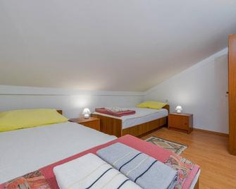 Lovely apartment in Potocnica with WiFi - Borovici - Bedroom