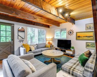 Coastal Cabin w/ Puget Sound & Rainier Views! - Allyn - Living room