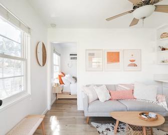 Long Beach Retreat - Private back house with AC, Air Purifiers, & Soft Water - Long Beach - Living room