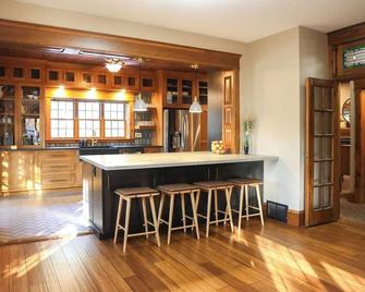 Lake Retreat! Gorgeous sunset views & 2 fire pits! - Menomonie - Bar