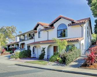 Premium Luxury 2 Br Villa - Kitchen, Free Wifi - Castro Valley - Building