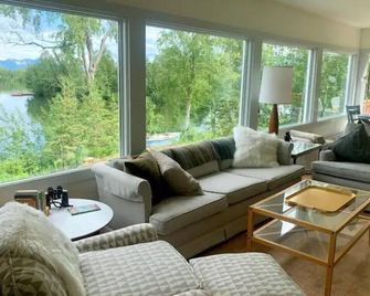 Historic Lakeside Scandinavian Farmhouse - Wasilla - Living room