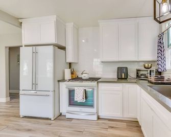 1 Mi to Main St Hanford! Home w/ Outdoor Space - Hanford - Kuchyň