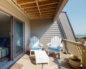 Oceanfront 4br/4ba Multilevel Condo With Pool & Wifi - Pine Knoll Shores - Balcony