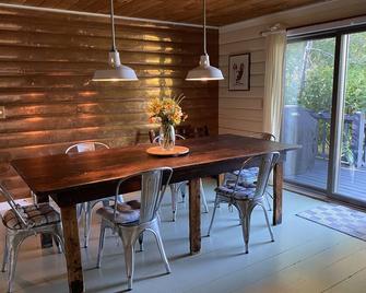 Comfortable Log Cabin With Stunning Views and Park-Like Gardens, Family Friendly - Margaretville - Dining room