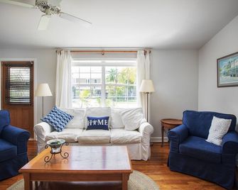 Coppitt Cottage - 2/2, private backyard with waterfall and hot tub - Key West - Living room