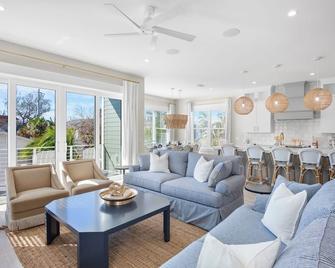 Salt Life Retreat - Bradenton Beach - Wohnzimmer