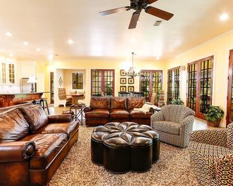 Luxury Golf Course Private Retreat with Heated Swimming Pool - Horseshoe Bay - Living room